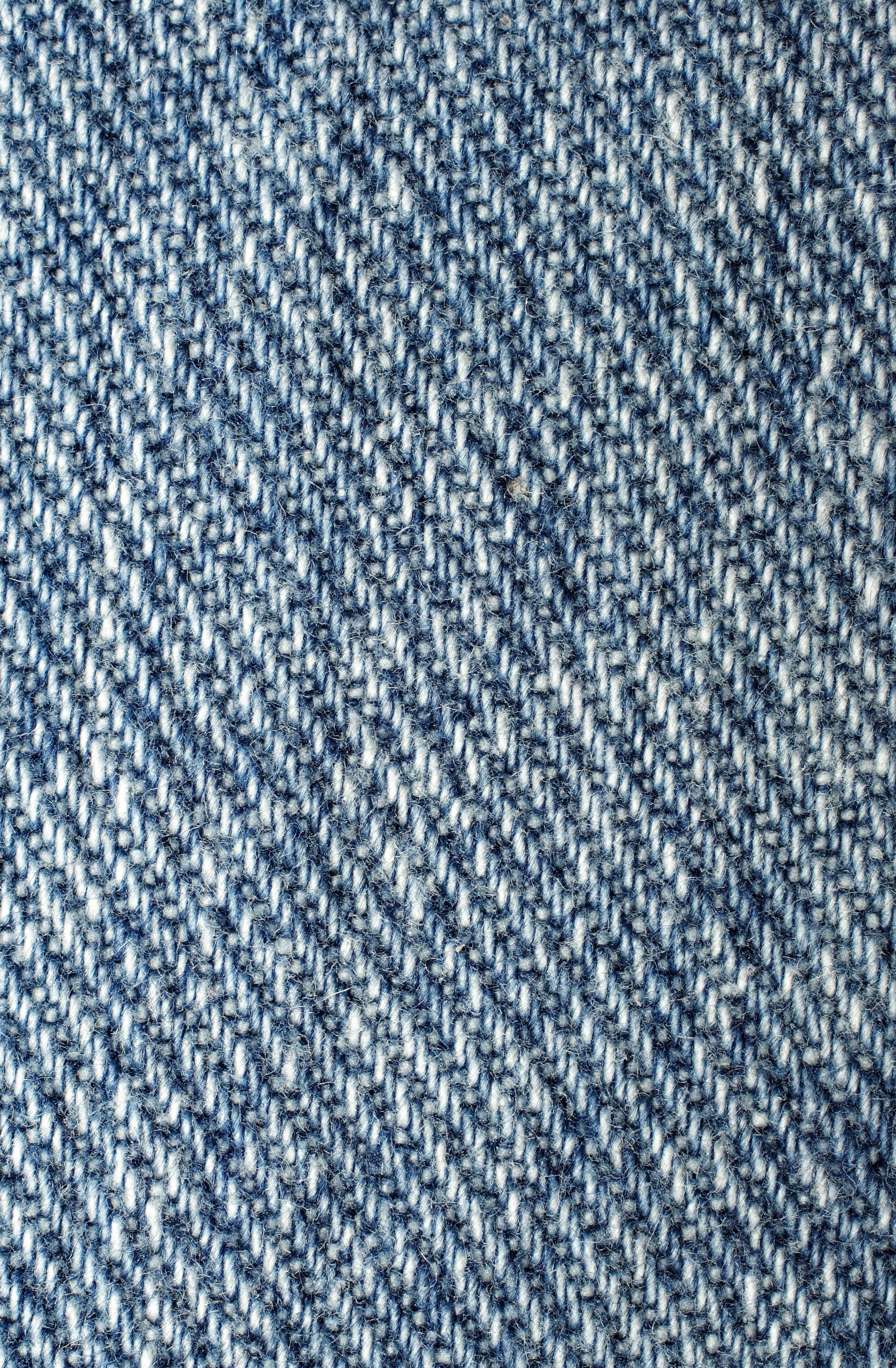Real macro photograph of blue and pale denim yarns and diagonal surface lines. Visible textile appearance only; fibre content, mass, yarn count, density, dye and fastness are not established by the image. Not JKPD or the video supplier’s article. Unmodified.
